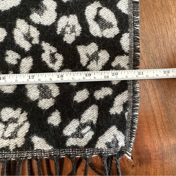 Steve Madden Leopard Oversized Reversible Blanket Scarf - Picture 5 of 6